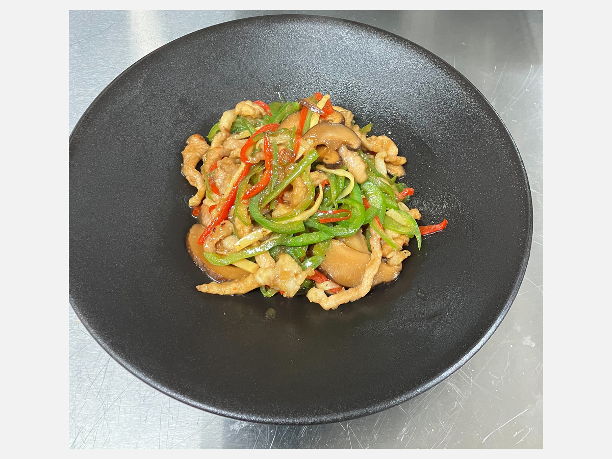 Stir-Fried Pork & Bell Peppers / チンジャオロースー (2/6)