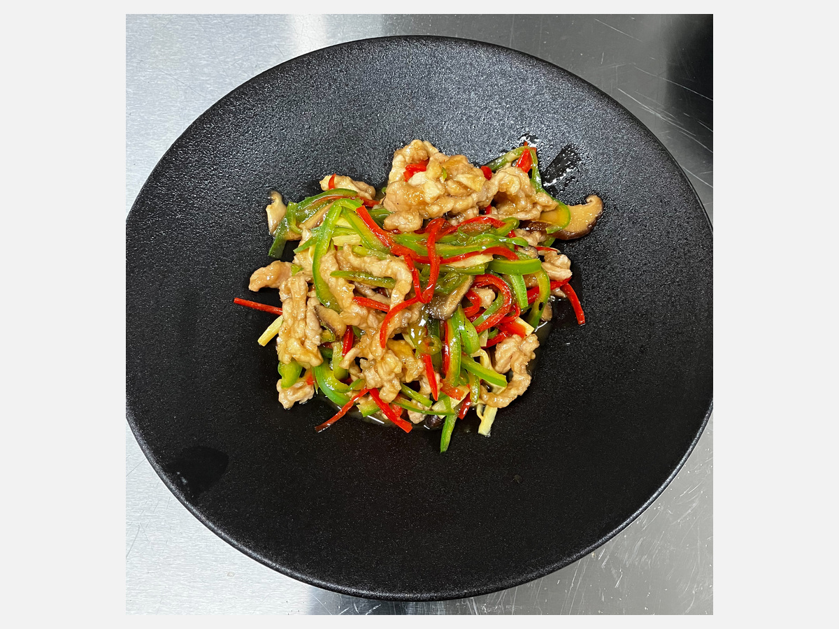 Stir-Fried Pork & Bell Peppers / チンジャオロースー (1/6)