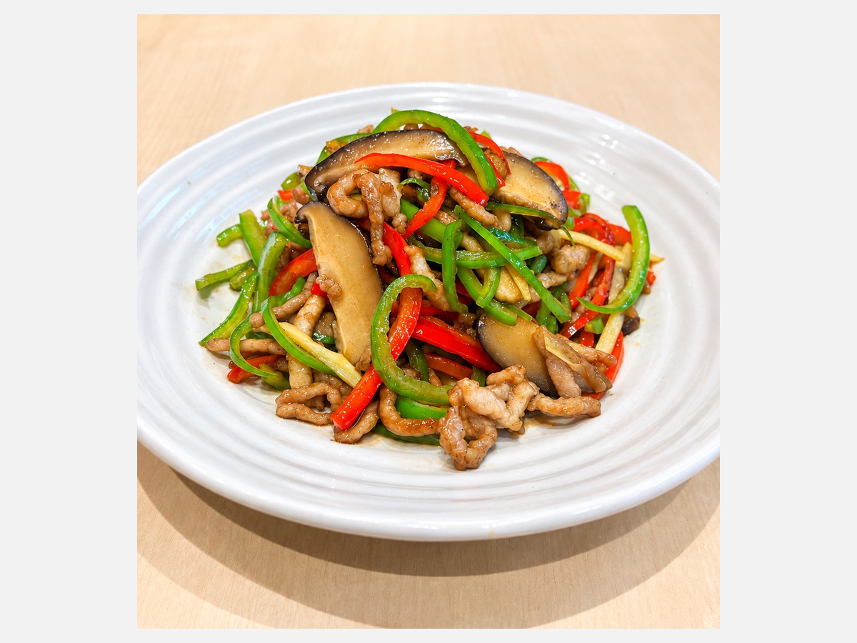 Stir-Fried Pork & Bell Peppers / チンジャオロースー (1/8)
