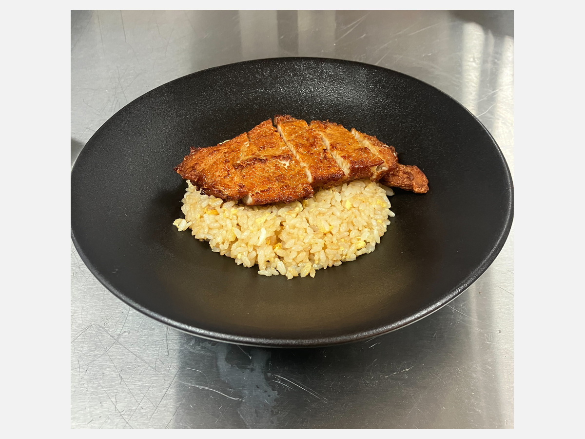 Pork Chop Fried Rice / パイコーチャーハン (1/5)